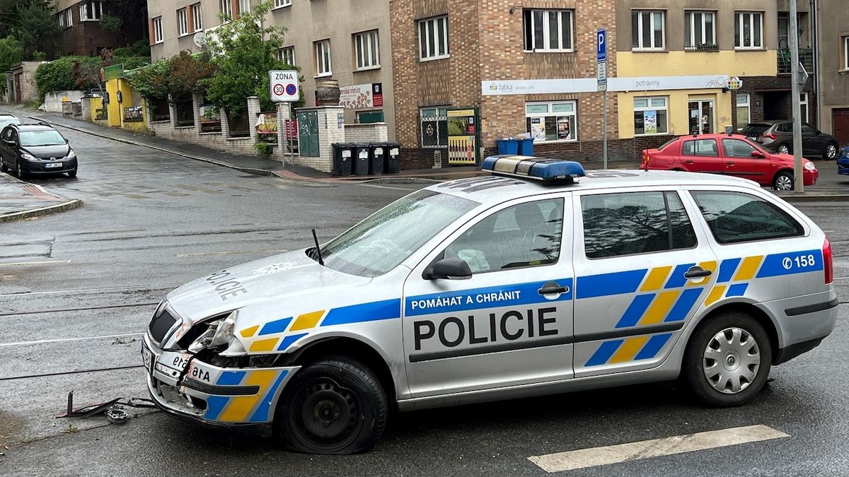 Hlídka policie na cestě k sebevrahovi vrazila autem do tramvajové zastávky